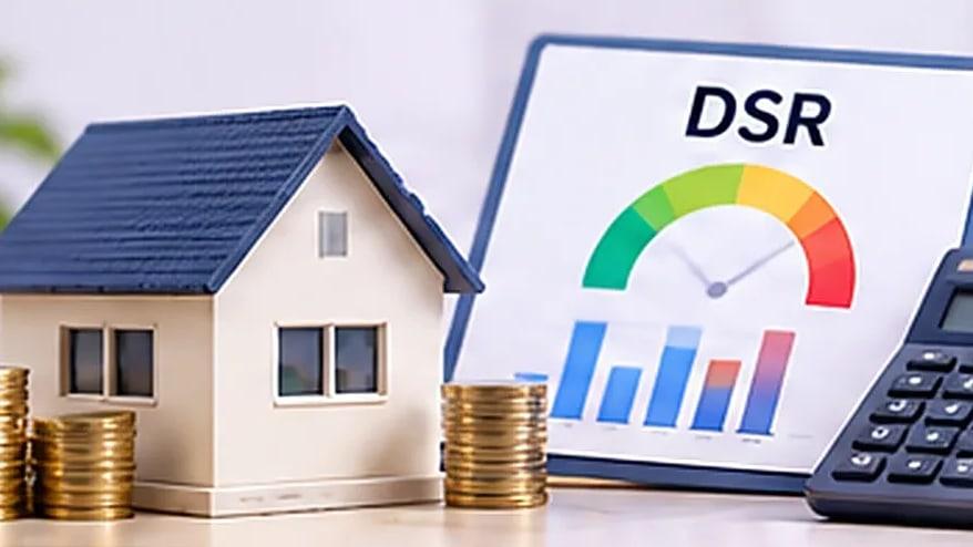 미니어처 집과 동전 더미 옆에 DSR 게이지와 막대그래프가 그려진 보드, 계산기